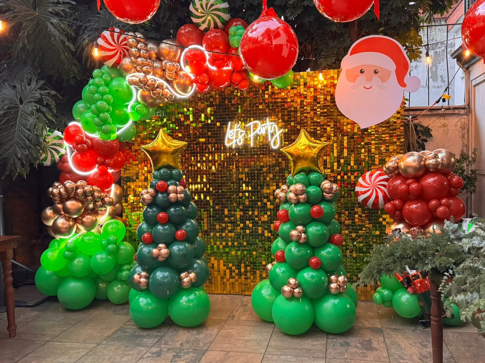 Decoración con globos para salón de fiestas
